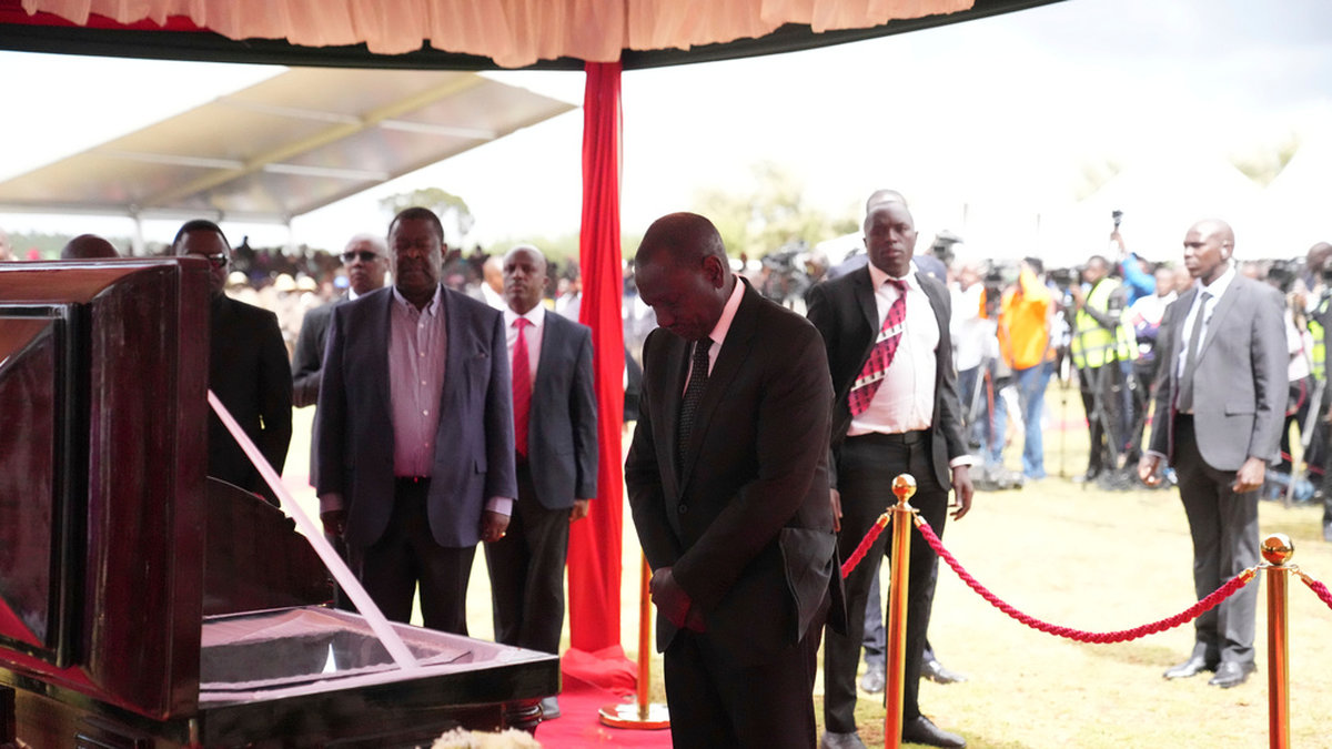 Kenyas president William Ruto framför Kelvin Kiptums kista under maratonstjärnans begravning.