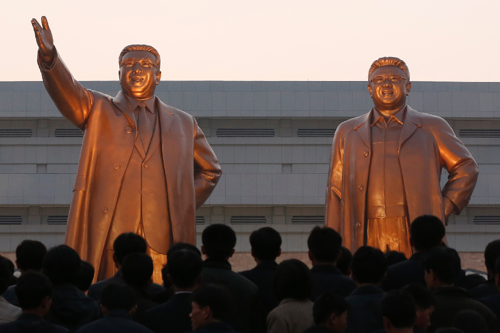 På fredagen avtäcktes två nya statyer, föreställande Kim Il Sung och Kim Jong Il. På fredagen avtäcktes två nya statyer, föreställande Kim Il Sung och Kim Jong Il.