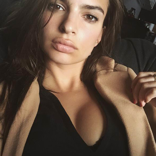 Emily Ratajkowski tar en selfie. Emily Ratajkowski tar en selfie.
