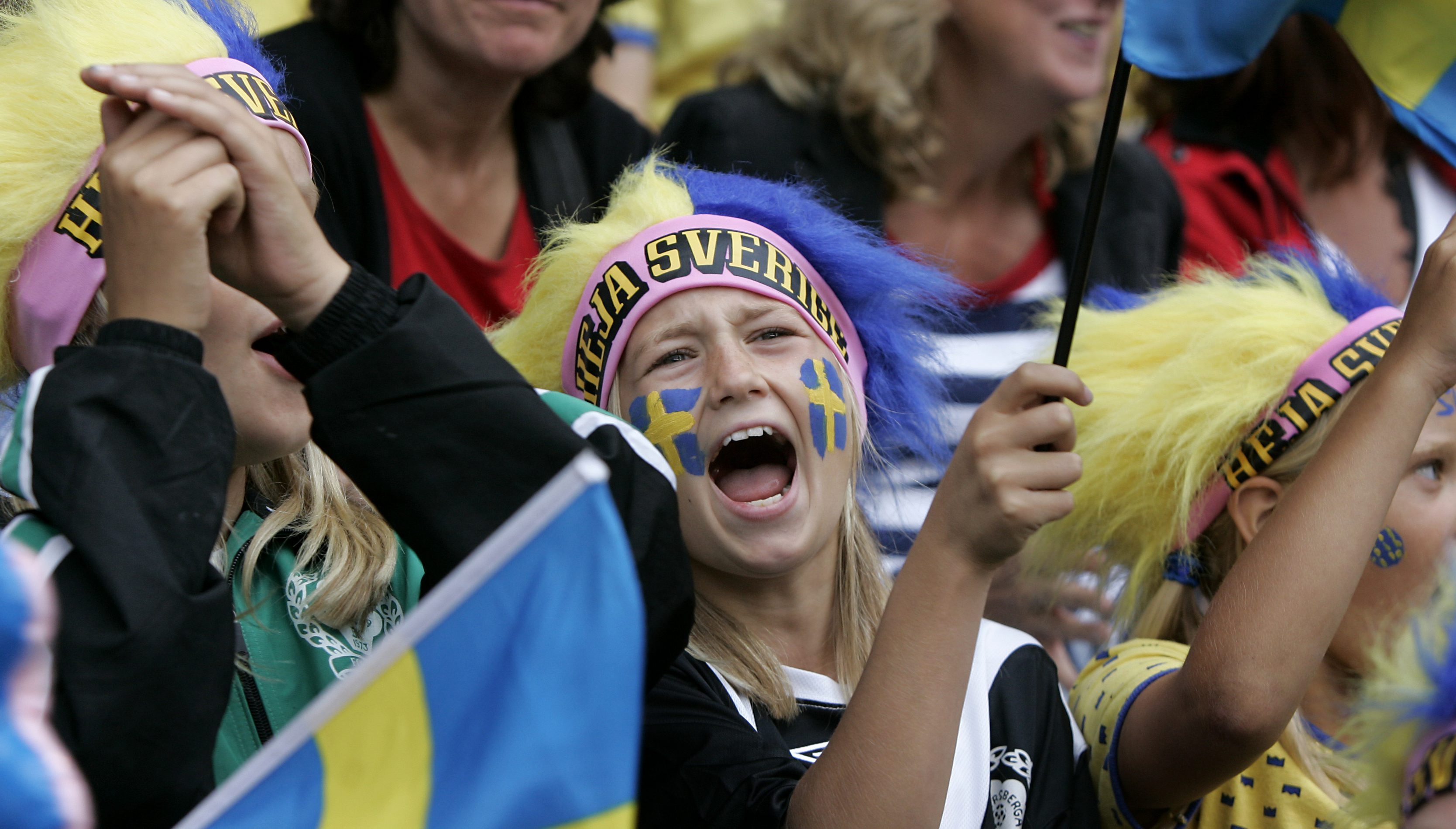 2005: VM-kval i fotboll, Sverige - Bulgarien, 3-0. Glada svenska fans på läktaren. 2005: VM-kval i fotboll, Sverige - Bulgarien, 3-0. Glada svenska fans på läktaren.