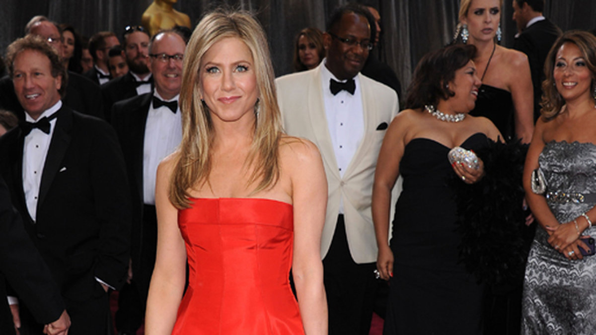 Jennifer Aniston strålade i röd Valentinoklänning. 