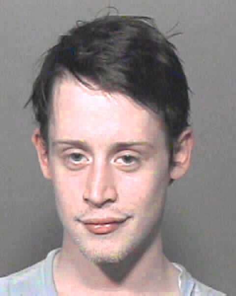 2004 togs mugshot-debuten då han åkte fast för droginnehav. 2004 togs mugshot-debuten då han åkte fast för droginnehav.