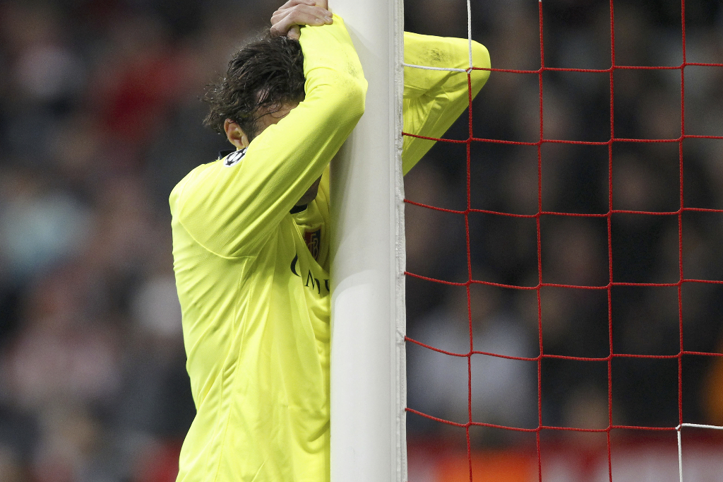 FC Basels Marco Streller använder stolpen som en axel att gråta över under förlusten mot Bayern München.