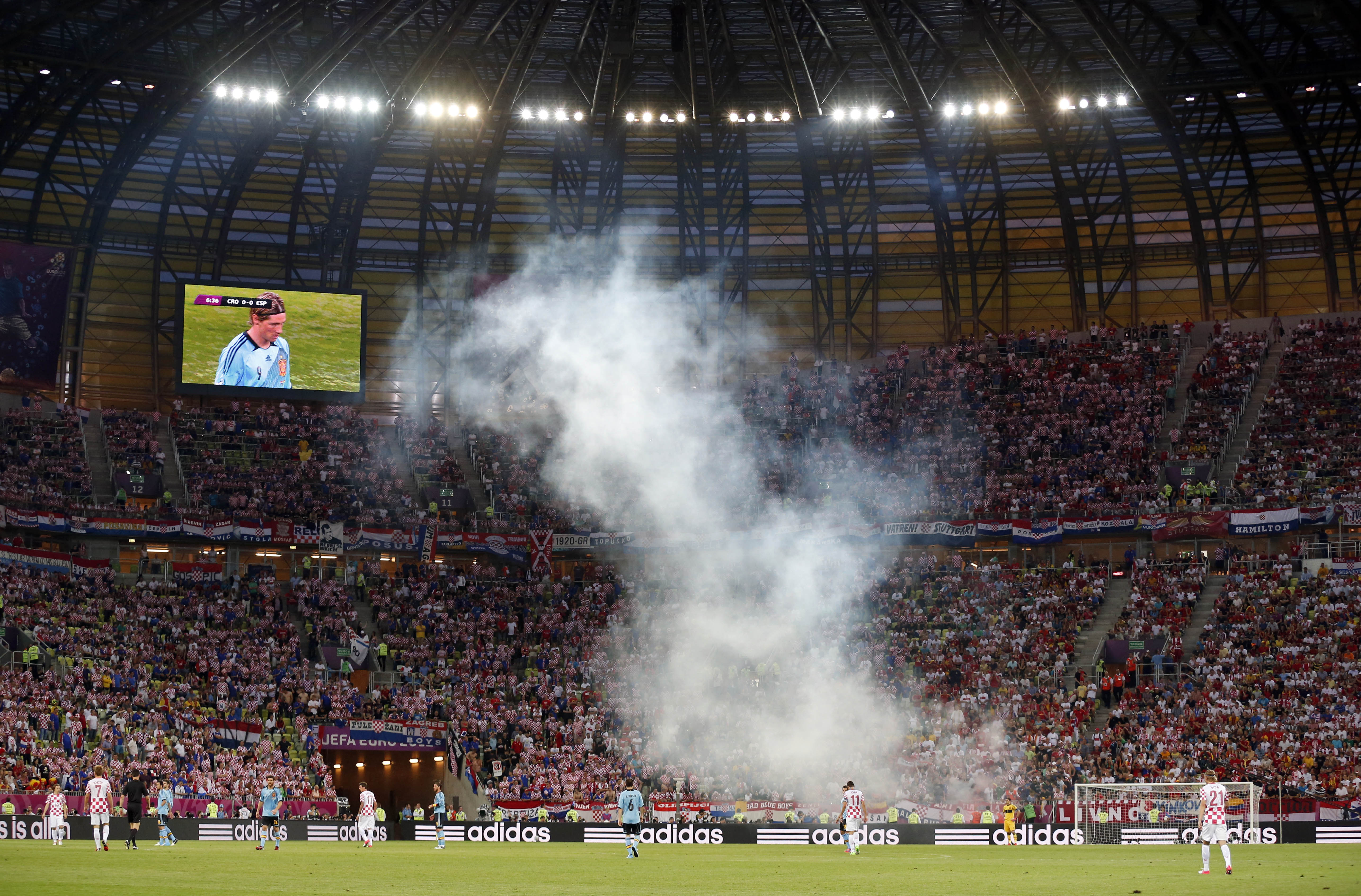 En bengal slängdes in på planen i första halvlek framför de kroatiska fansen.