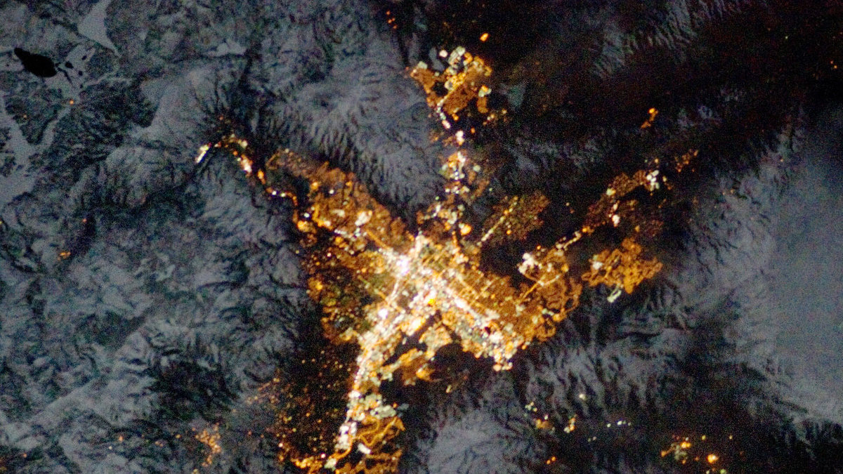 Staden Reno, i amerikanska delstaten Nevada lyses upp av lampor. Bilden togs av en astronaut. 