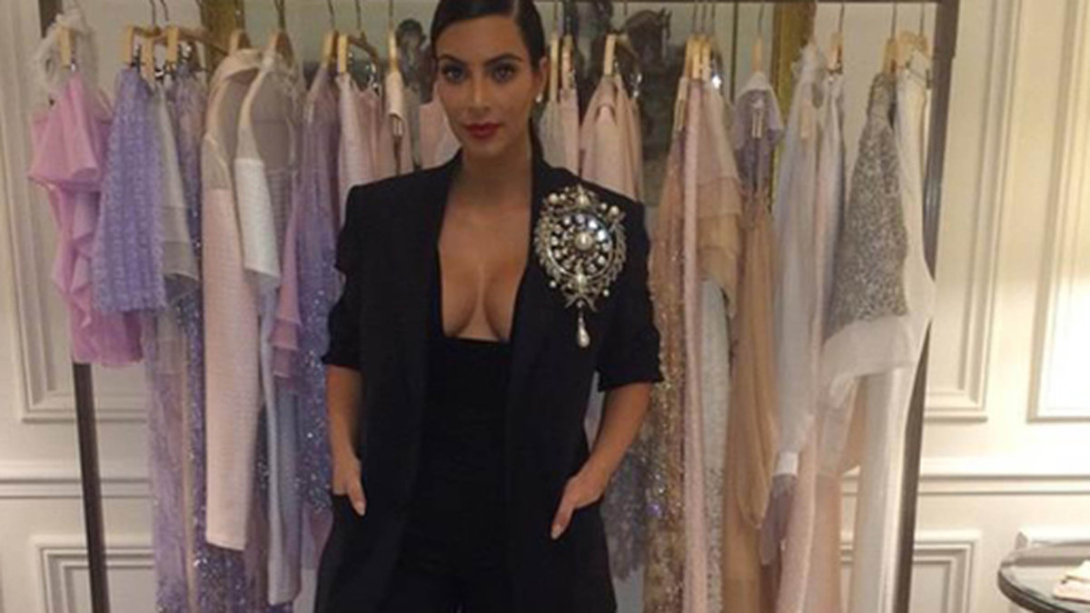 Kim Kardashian shoppar i Paris. 