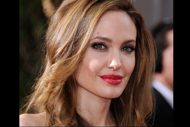 Angelina Jolie använde länge knivar för att vässa sexlivet: "Men sedan jag träffade Brad finns det inte plats för kvinnor eller S&amp;M i mitt liv", säger blivande fru Pitt enligt tidningen The Sun.