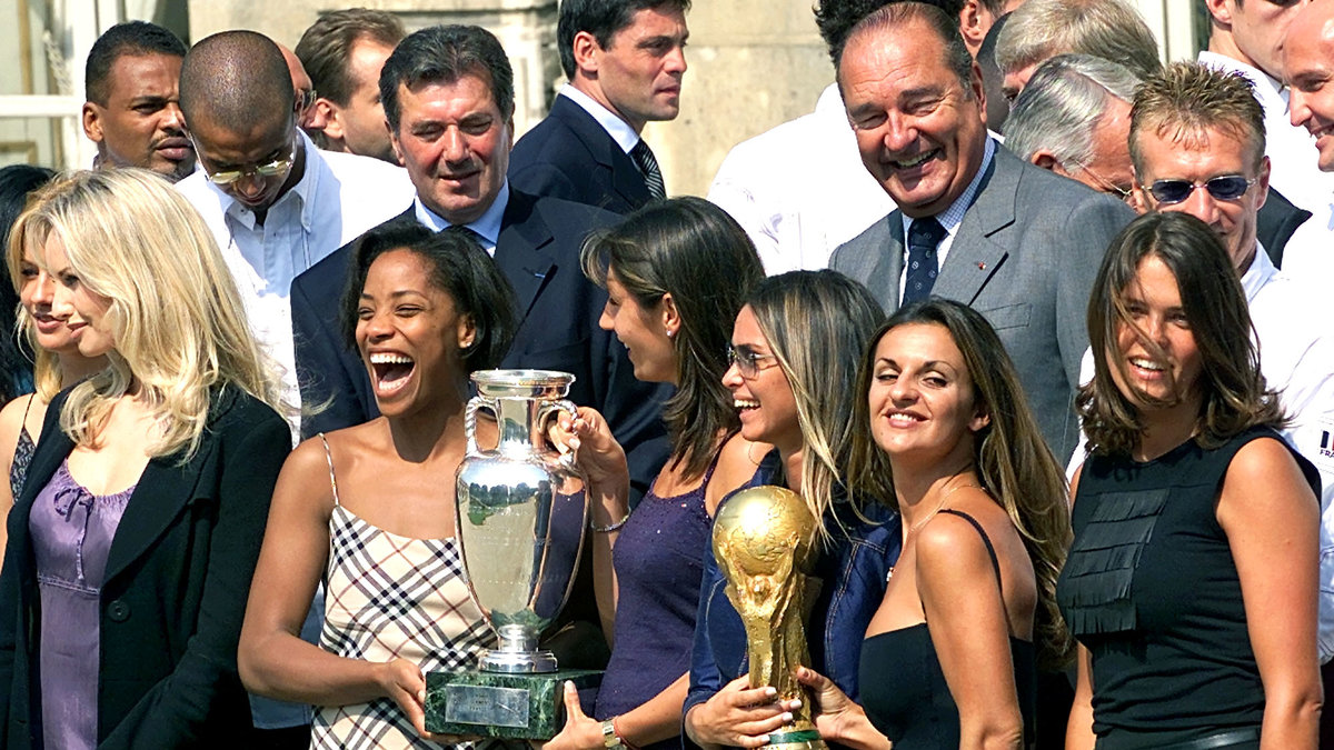 Här firar Veronique Fernandez (i mitten), hennes mans och franska landslagets VM-guld år 2000.