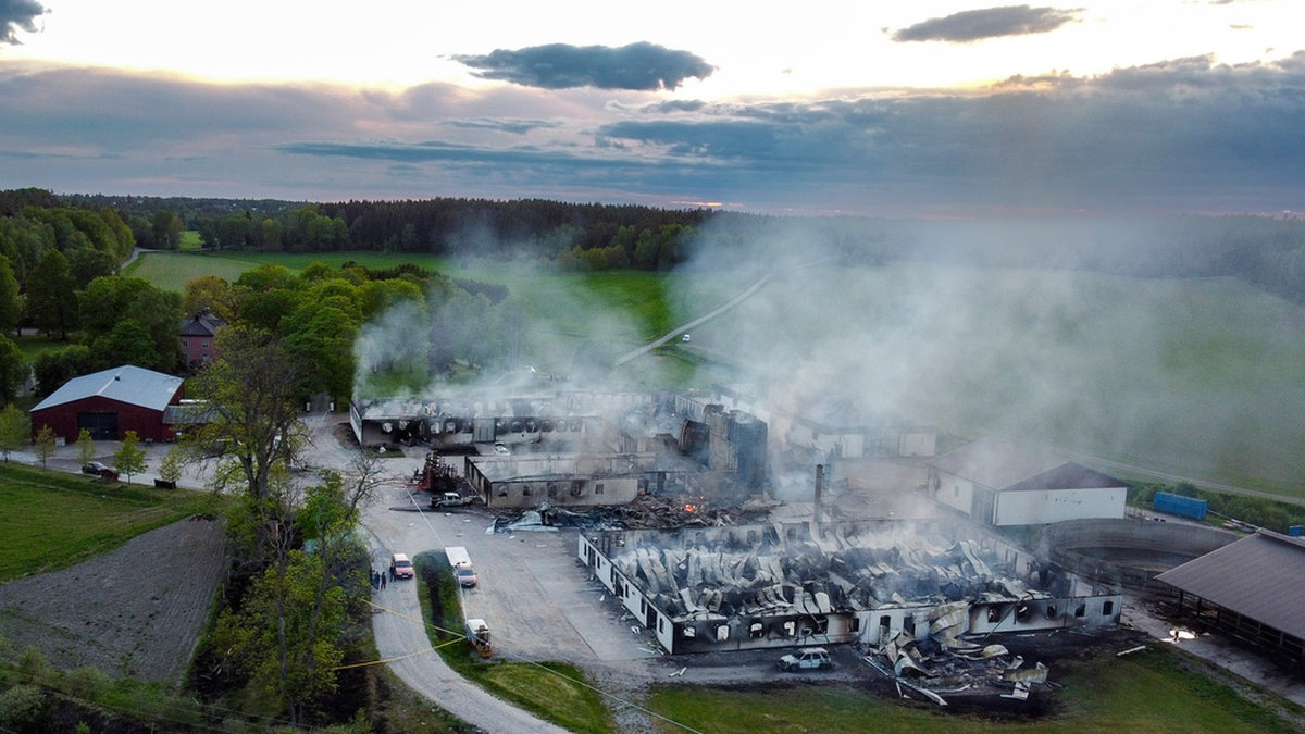 En gård utanför Järna drabbades av en brand under söndagen. Tre byggnader brann ner.