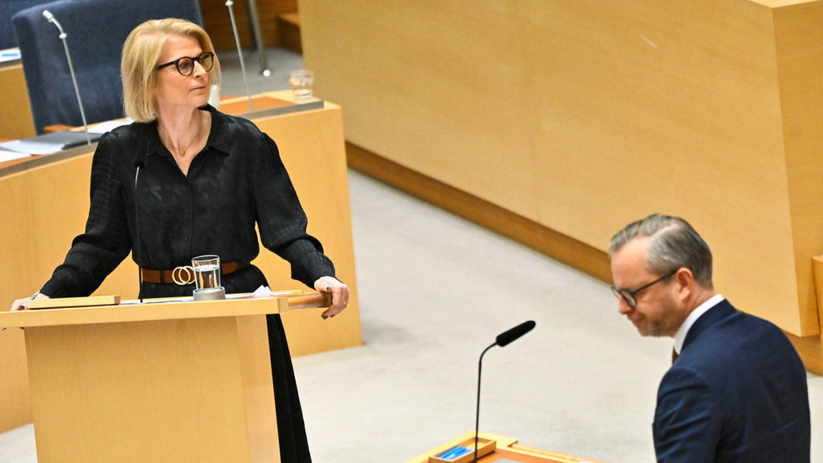Riksdagen håller en särskild debatt om hushållens ekonomi. Från regeringen deltar finansminister Elisabeth Svantesson (M).