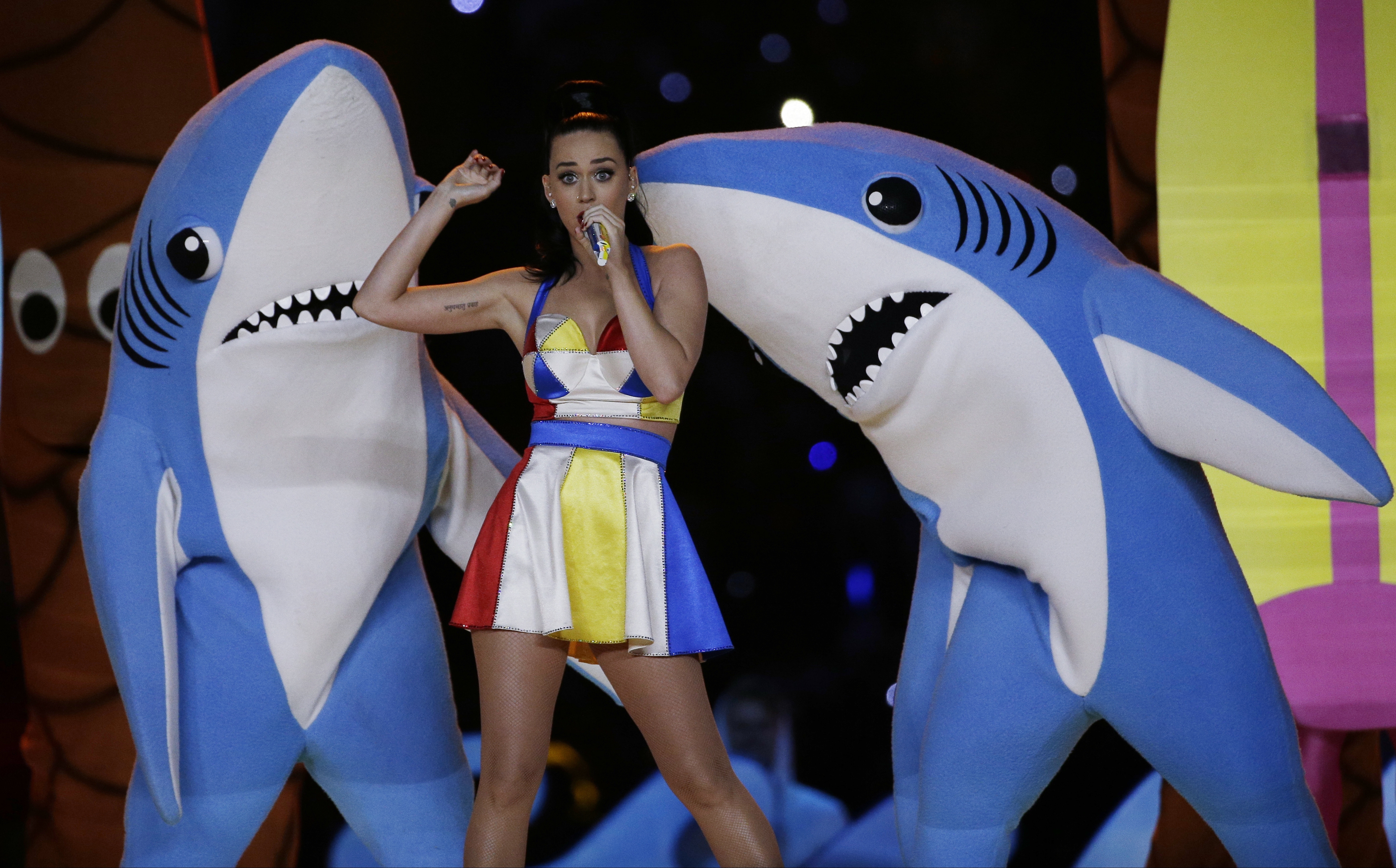 118,5 miljoner amerikaner såg Katy Perry dansa med sina hajar.