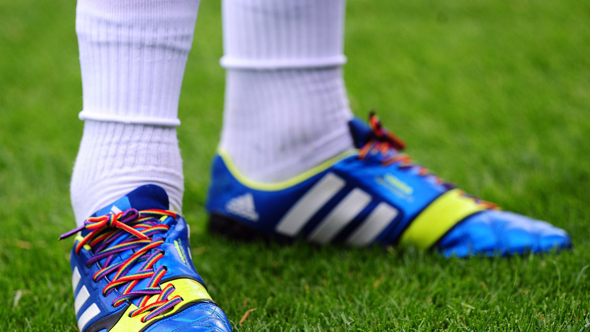 Spelare uppmanades att ha regnbågsfärgade skosnören för några veckor sedan i Storbritannien.