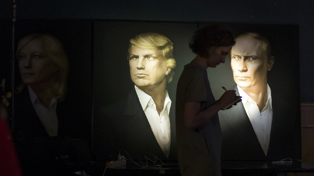 En journalist i Moskva, Ryssland, för anteckningar medan hon tittar på livesändningen från Donald Trumps segertal.