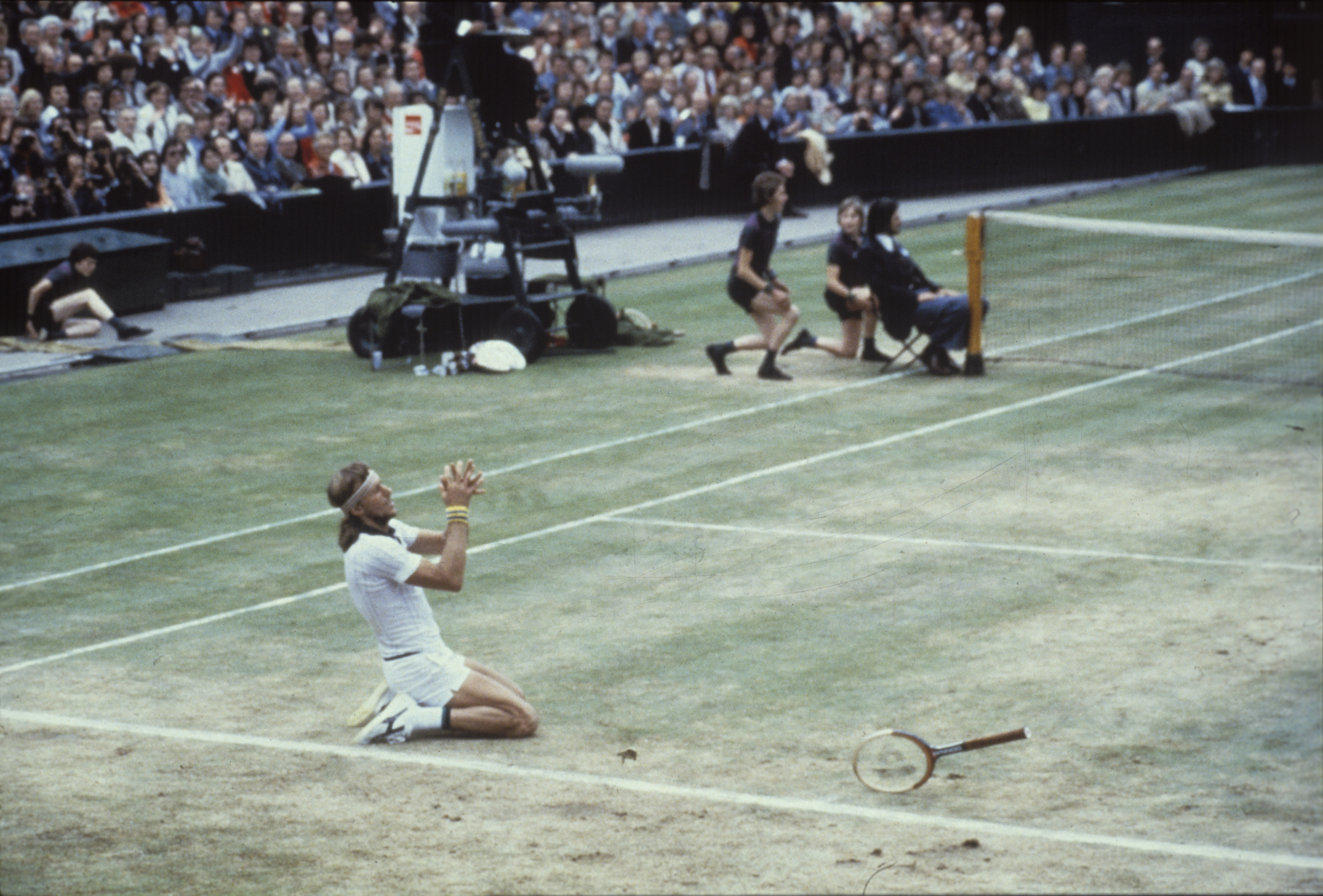 Klassisk bild när Björn Borg, 55 år idag, precis vunnit sin tredje Wimbledontitel 1978.