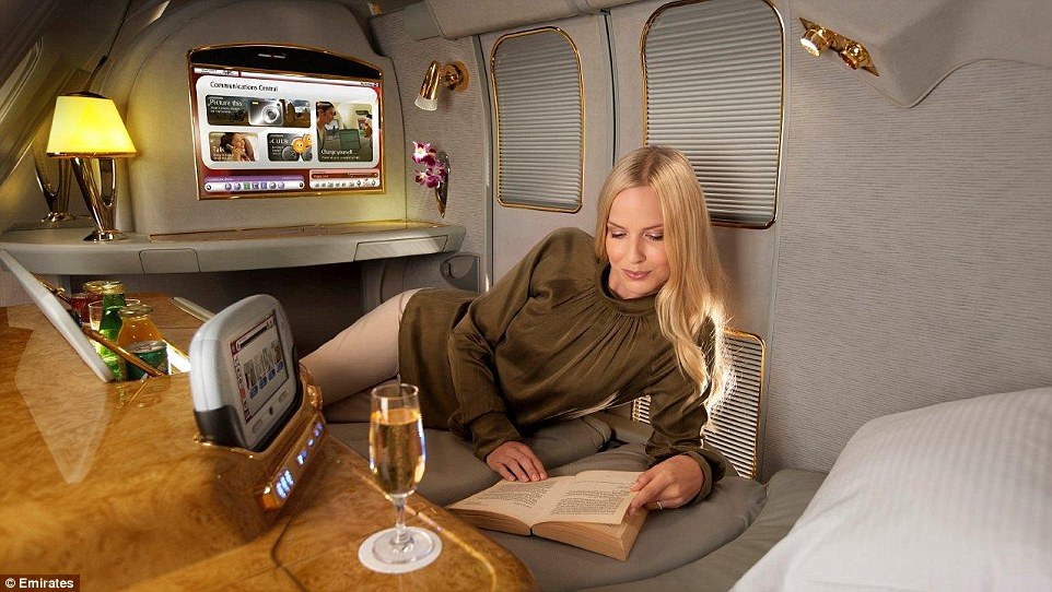 3. Emirates. Lyxsviterna har en säng som kan bli en stol, en minibar, skjutdörrar och mysbelysning. På vissa plan finns också en dusch med spaanläggning och varje passagerare får en necessär från Bulgari. 3. Emirates. Lyxsviterna har en säng som kan bli en stol, en minibar, skjutdörrar och mysbelysning. På vissa plan finns också en dusch med spaanläggning och varje passagerare får en necessär från Bulgari.