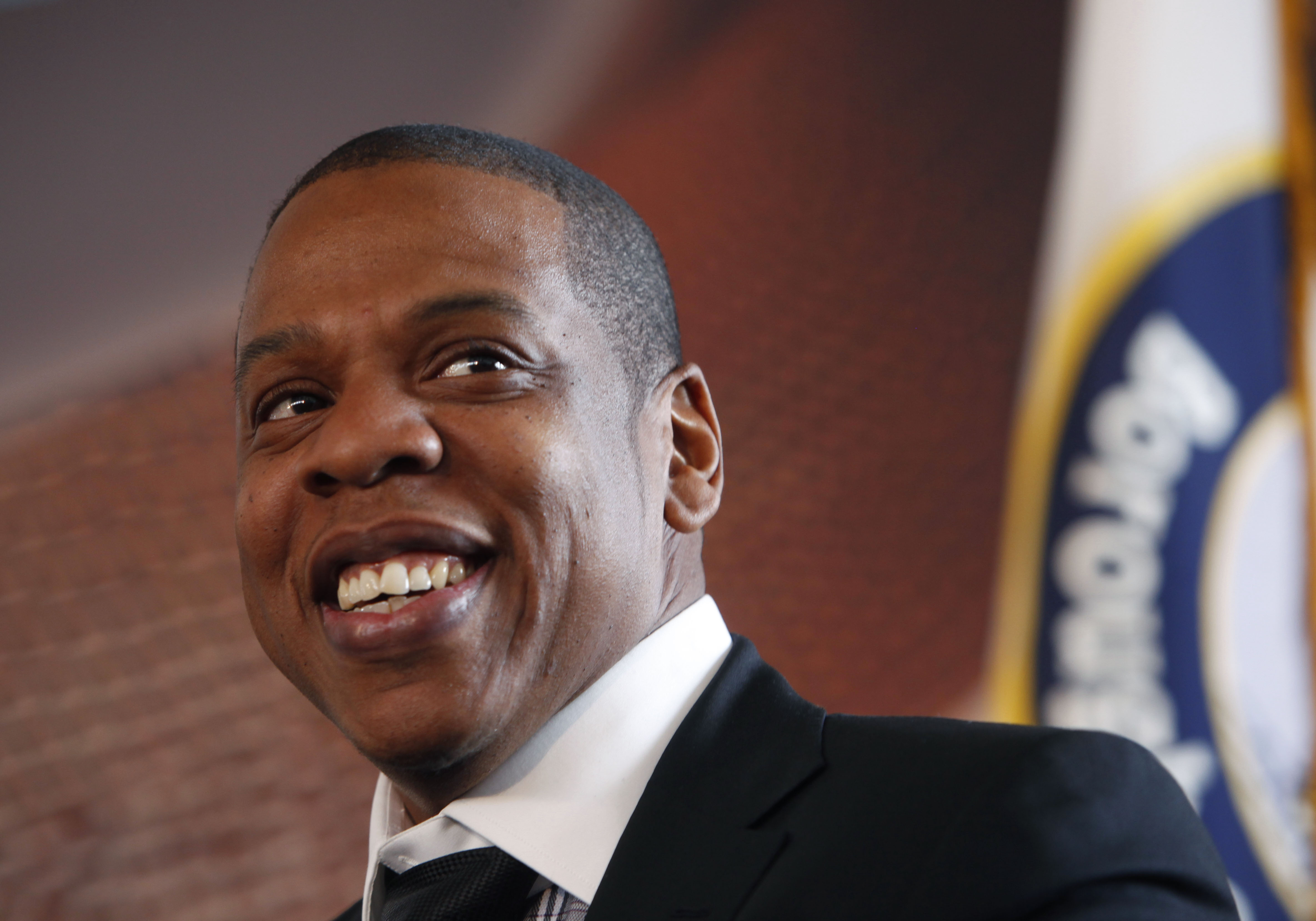 Jay-Z är ett sportfan, han äger redan en del av new Jersey Nets - nu siktar han på Arsenal.