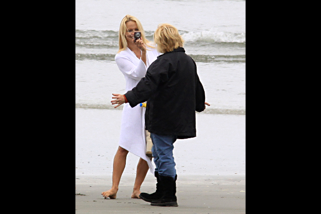 Pamela Anderson softar på beachen med familjen. 