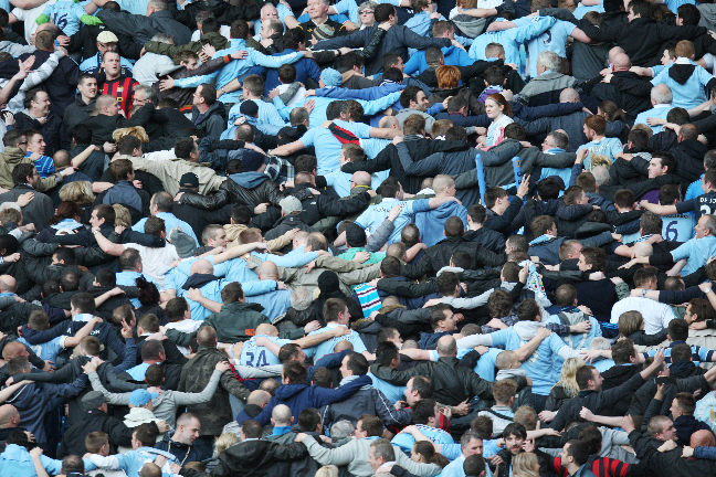 Manchester City-fansen exploderade av glädje när Kompany nätade.