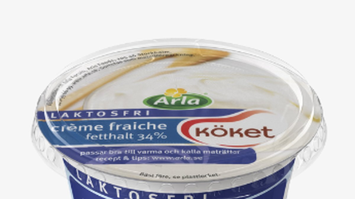 Förpackningar av crème fraiche 500 gram med artikelnummer 8254 och bäst före-datum 17-18 juli 2016.​ 