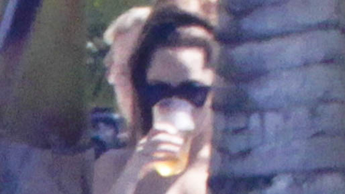 Gaga sippar på lite öl.