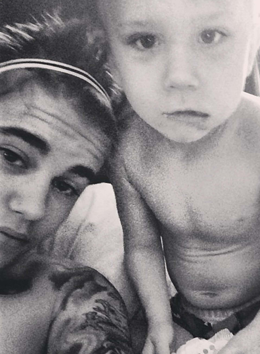 Justin Bieber spelar tevespel med sin lillebror. Justin Bieber spelar tevespel med sin lillebror.
