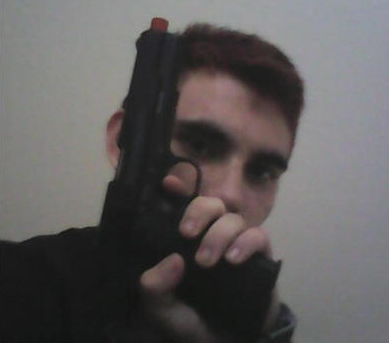 Nikolas Cruz poserar med ett luftgevär Nikolas Cruz poserar med ett luftgevär