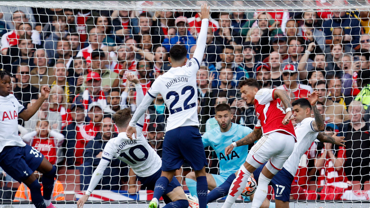Tottenhams Cristian Romero 'räddade' Ben Whites skott på mål med armen och ordnade straff för Arsenal.