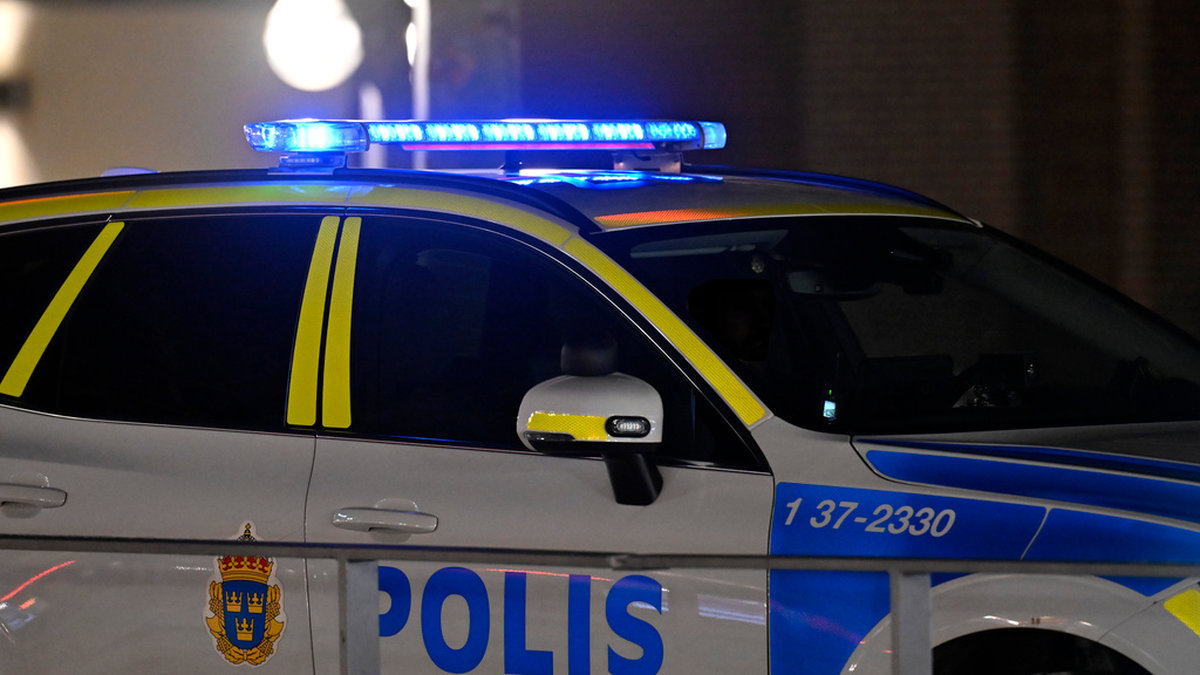 En lägenhetsdörr i centrala Västerås besköts natten mot tisdagen. Arkivbild.