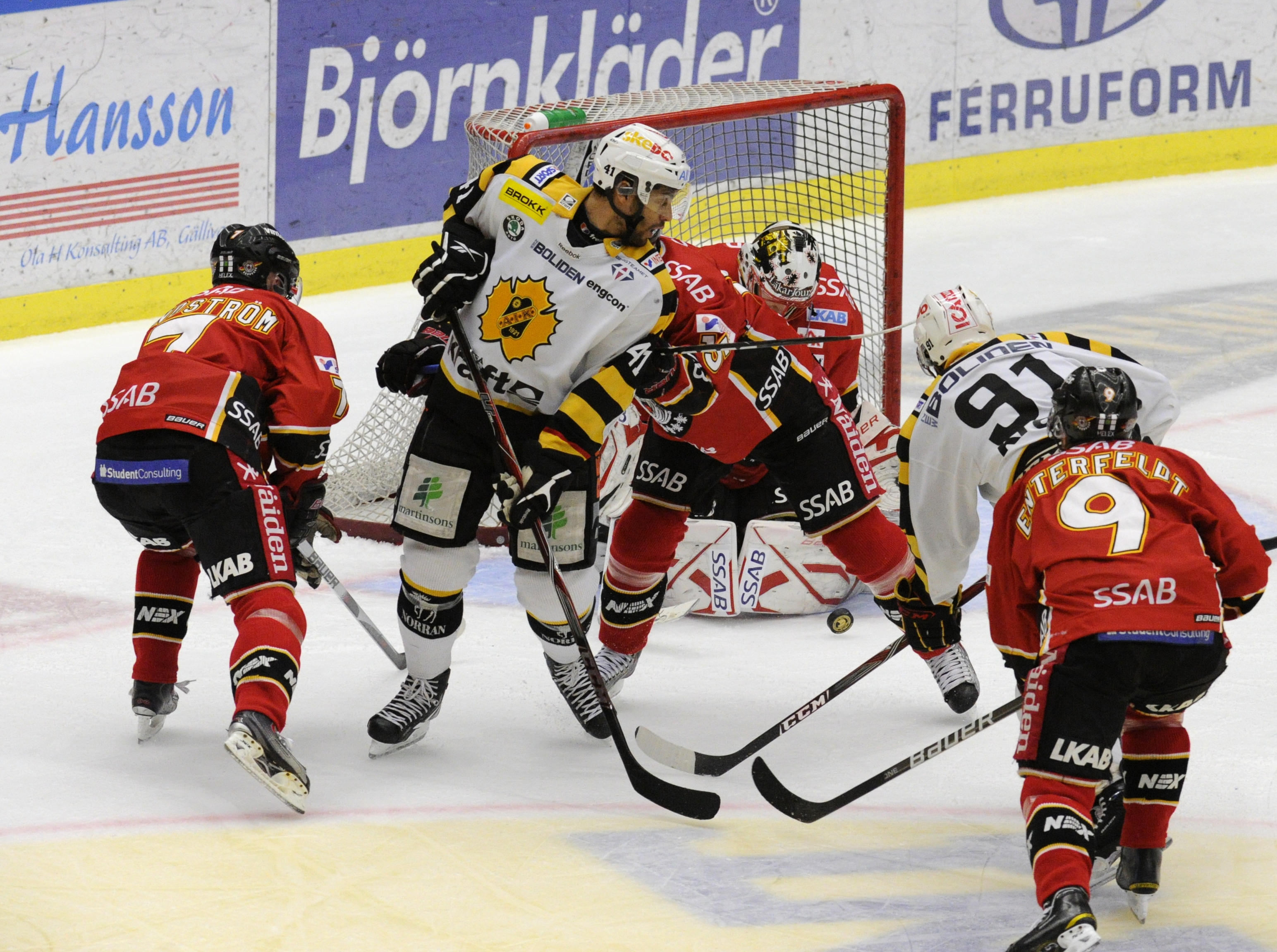 Yared Hagos fightas med Luleå-spelare framför mål under semifinalserien.
