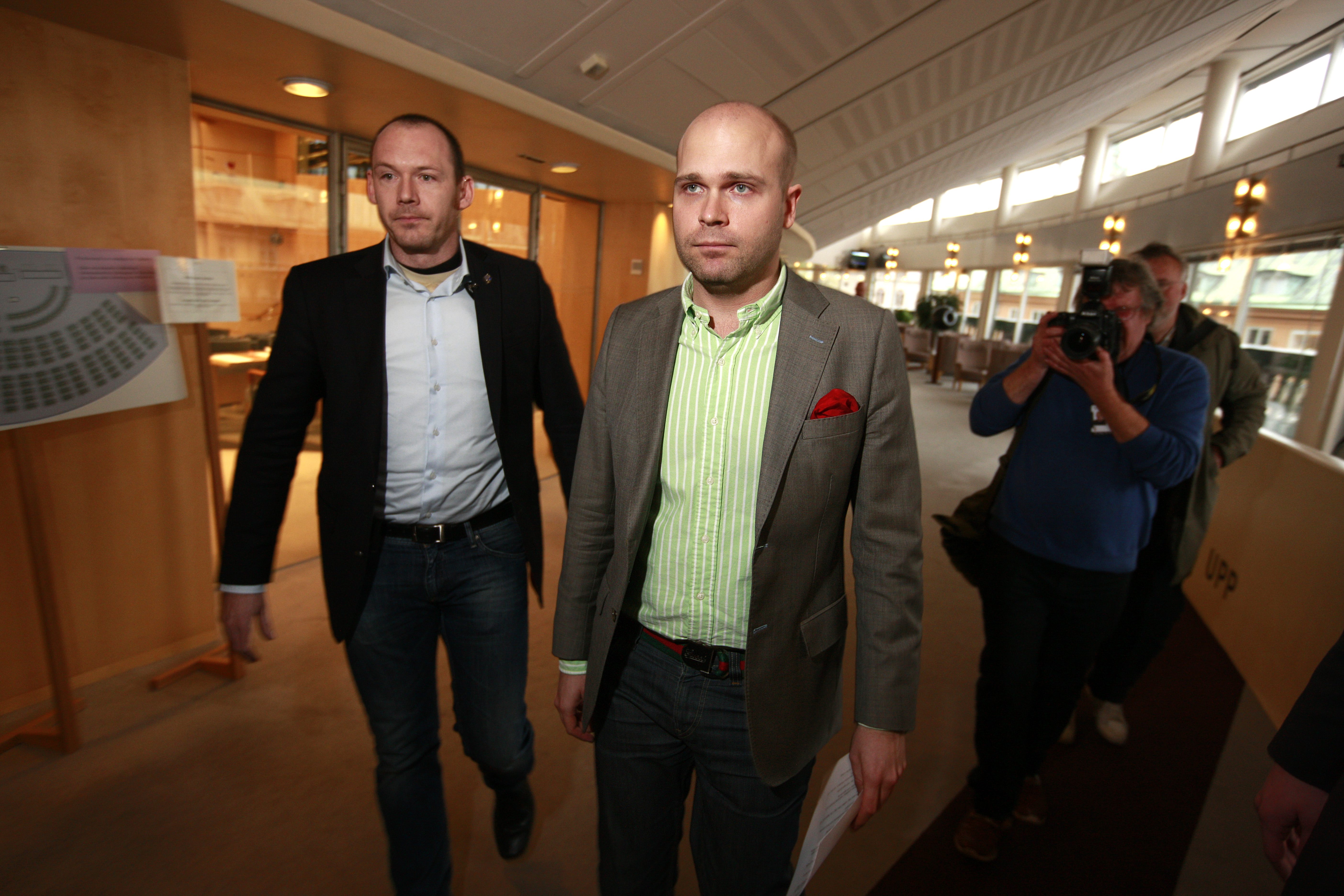 Den 30 december kom beskedet att Almqvist skulle lämna riksdagen.