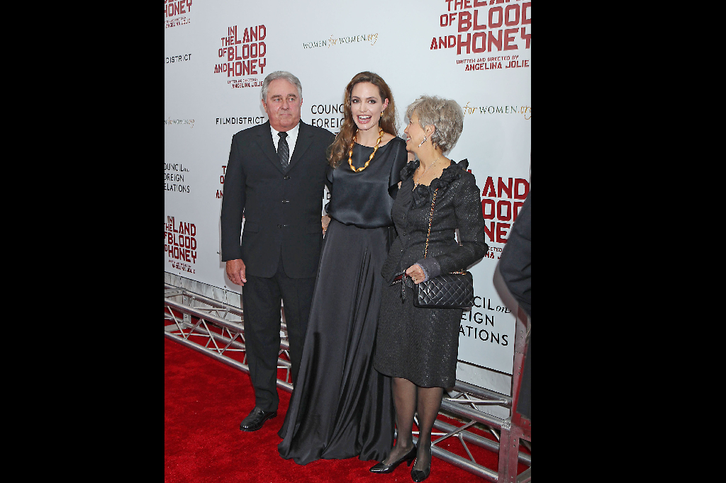 Angelina Jolie tillsammans med Brads föräldrar Bill och Jane. 