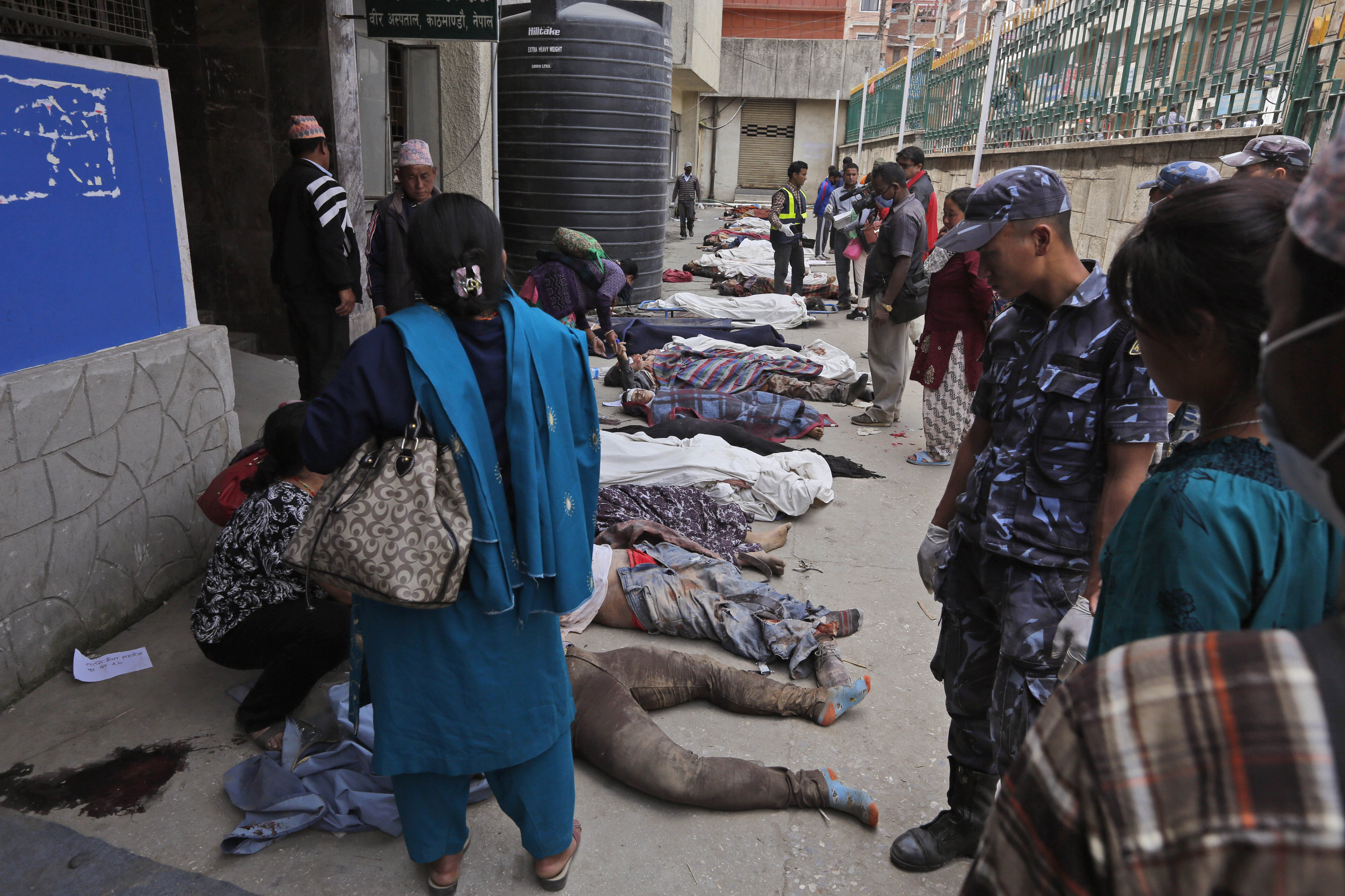 Kroppar från jordbävningens offer ligger uppradade för identifiering vid ett sjukhus i Kathmandu. Kroppar från jordbävningens offer ligger uppradade för identifiering vid ett sjukhus i Kathmandu.