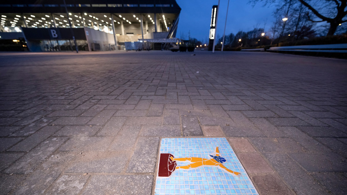 Zlatanstatyn är tillbaka vid Stadion i Malmö, i annorlunda form. På tisdagsmorgonen tog kommunen bort mosaikplattan.