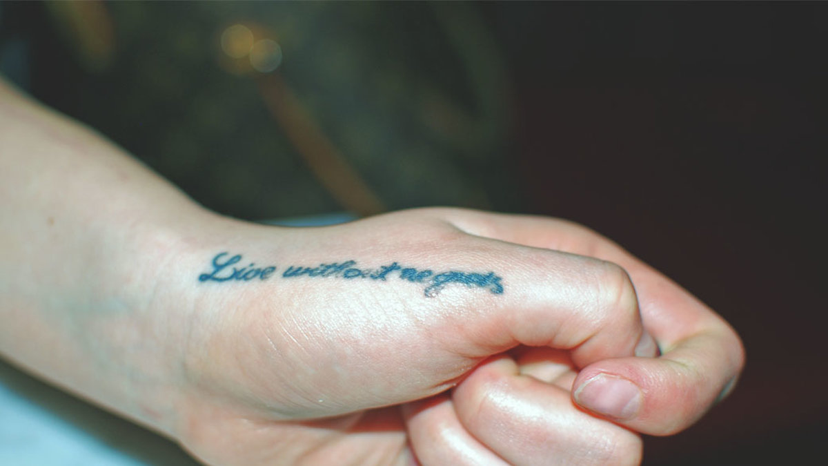 "Live without regrets", samma tatuering som idolen Lindsay Lohan har på sin hand.