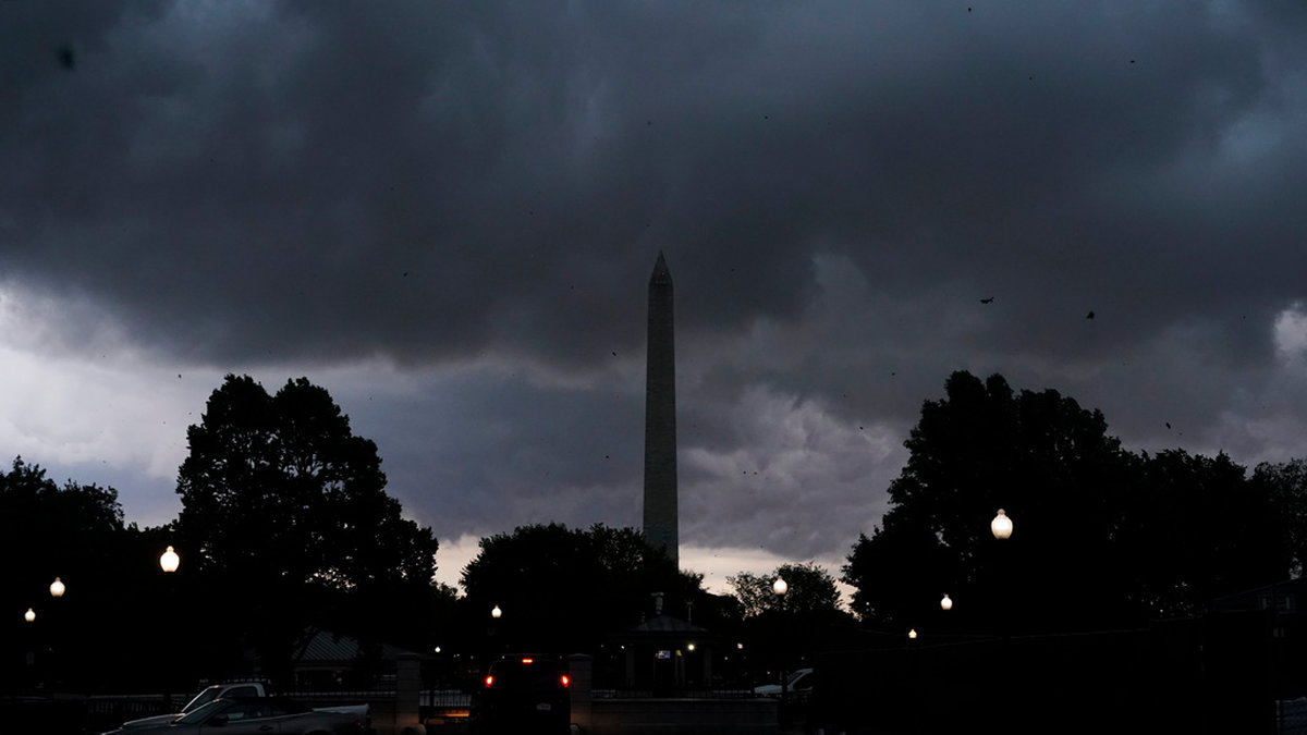 Tusentals statligt anställda skickades hem från arbetet i Washington på måndagen till följd av varningarna för stormar med åska, hagel och tornador.