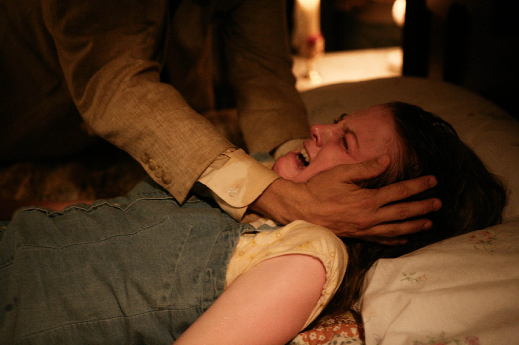 Flickan har blivit utsatt för exorcism när föräldrarna försökt driva ut onda andar ur henne. Bilden är från filmen "The Last Exorcism film stills".