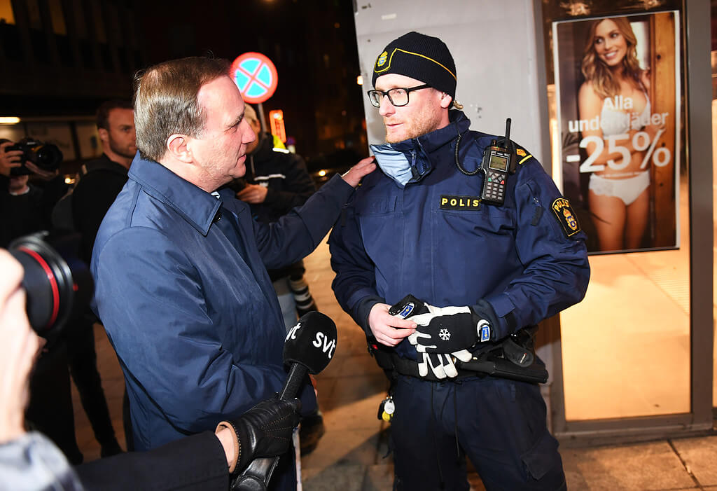 Statsminister Stefan Löfven tackar polisen Jonas Hvitfeldt vid olycksplatsen på Drottningatan i Stockholm. Statsminister Stefan Löfven tackar polisen Jonas Hvitfeldt vid olycksplatsen på Drottningatan i Stockholm.