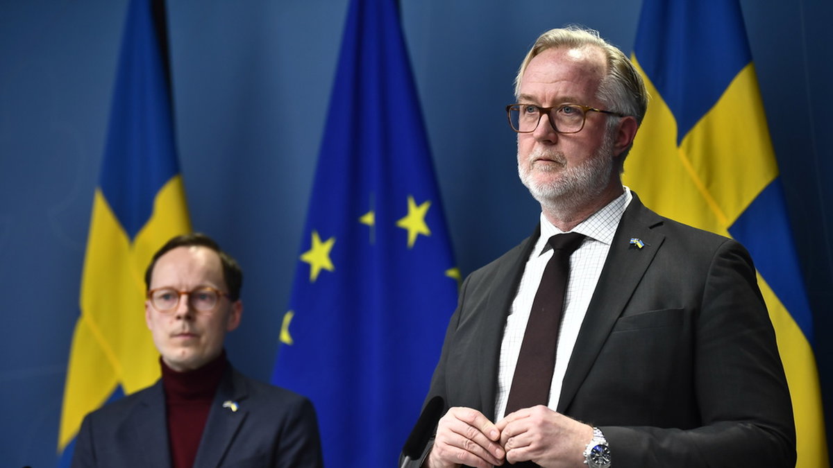 Utbildningsminister Mats Persson (L) och arbetsmarknads- och integrationsminister Johan Pehrson (L) under onsdagens pressträff.
