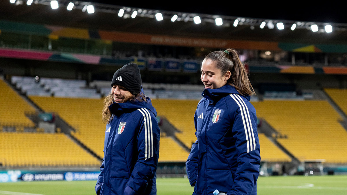 Giulia Dragoni, till höger, blev Italiens yngsta landslagsspelare i historien när hon startade i VM-premiären mot Argentina. På lördagen ställs hennes Italien mot Sverige i Wellington.