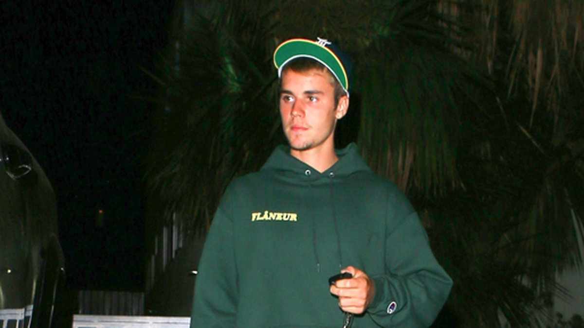 Justin Bieber lämnade en kyrka i Beverly Hills i en enorm pickup. 