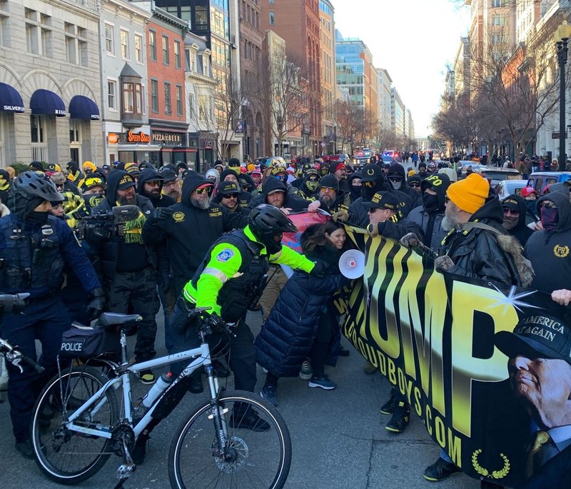 Ett sextiotal medlemmar i den högerextrema gruppen Proud Boys tågade mot Capital One Arena med en banderoll som hyllade Donald Trump.