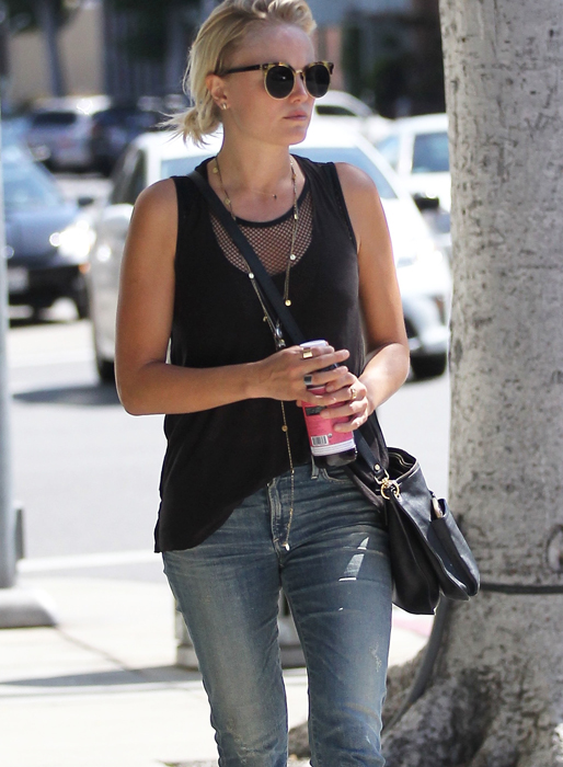 Svenska Malin Åkerman är ute och går i Beverly Hills. Svenska Malin Åkerman är ute och går i Beverly Hills.