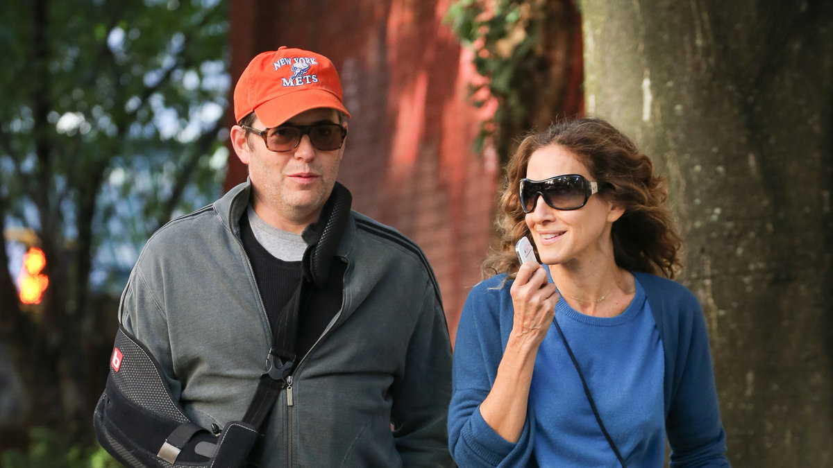 Sarah Jessica Parker på promenad med skådespelaren Matthew Broderick. Båda i promenadvänliga kläder.