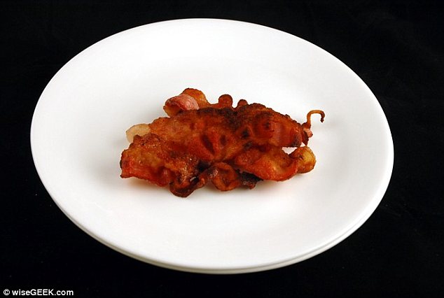34 gram bacon innehåller 200 kalorier. 34 gram bacon innehåller 200 kalorier.