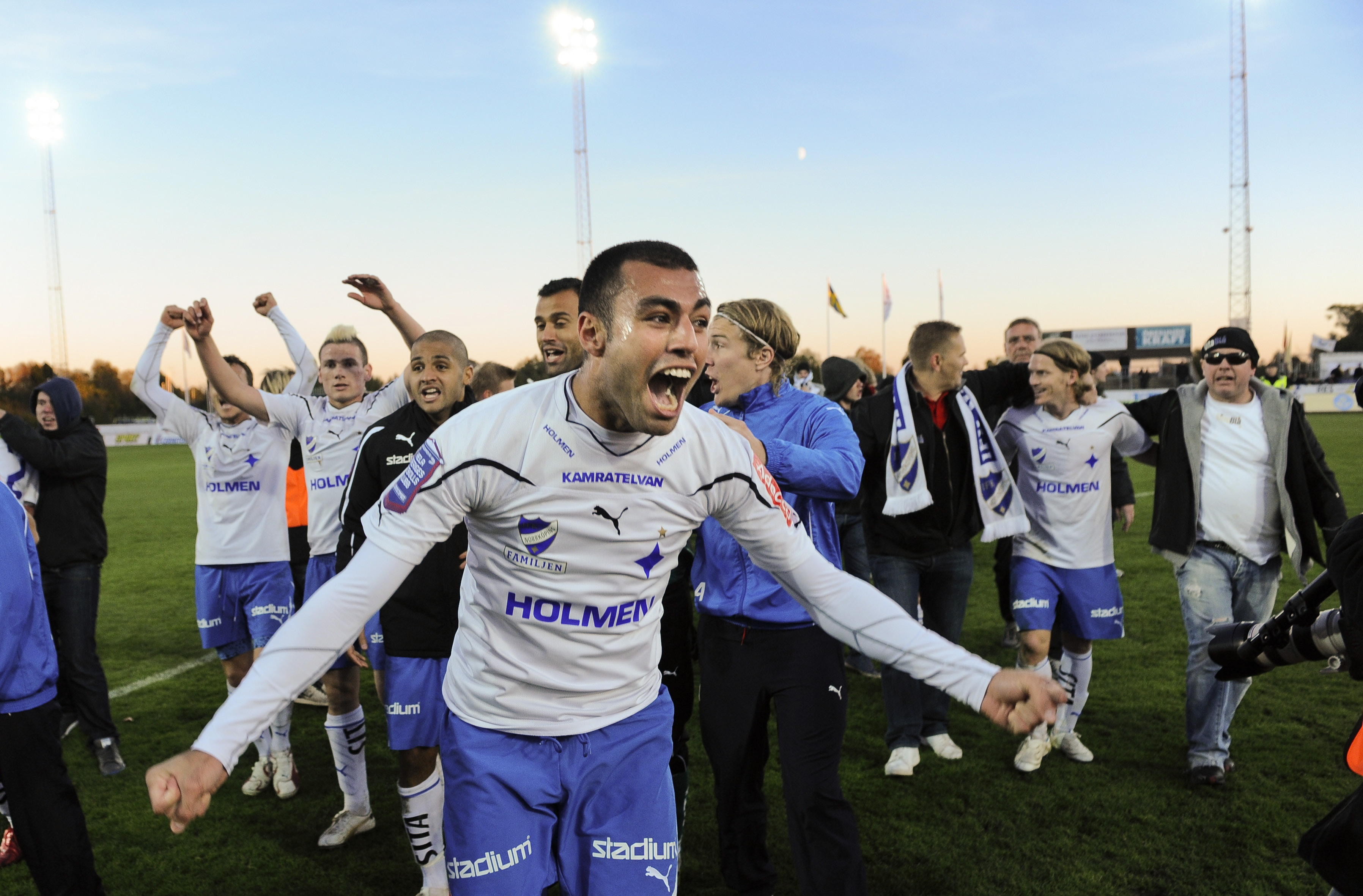 9. Imad Khalili, högerytter. Betyg: 2/5. Hade svårt att producera framåt förra säsongen. Måste höja sig om han inte ska petas till förmån för till exempel Christoffer Nyman. 9. Imad Khalili, högerytter. Betyg: 2/5. Hade svårt att producera framåt förra säsongen. Måste höja sig om han inte ska petas till förmån för till exempel Christoffer Nyman.