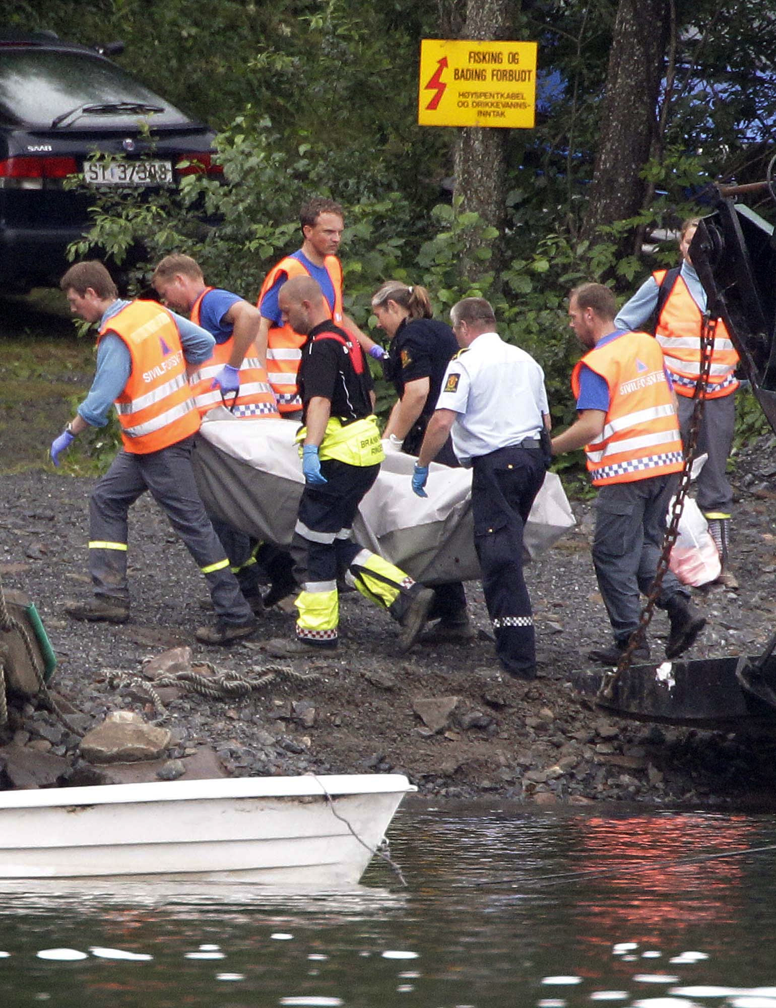 69 personer dödades, varav de flesta ungdomar. 69 personer dödades, varav de flesta ungdomar.