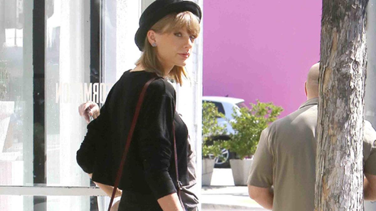 Taylor Swift kör barbent i Los Angeles. 