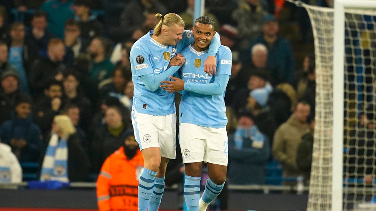 Manchester Citys Manuel Akanji firar ett mål tillsammans med Erling Haaland.