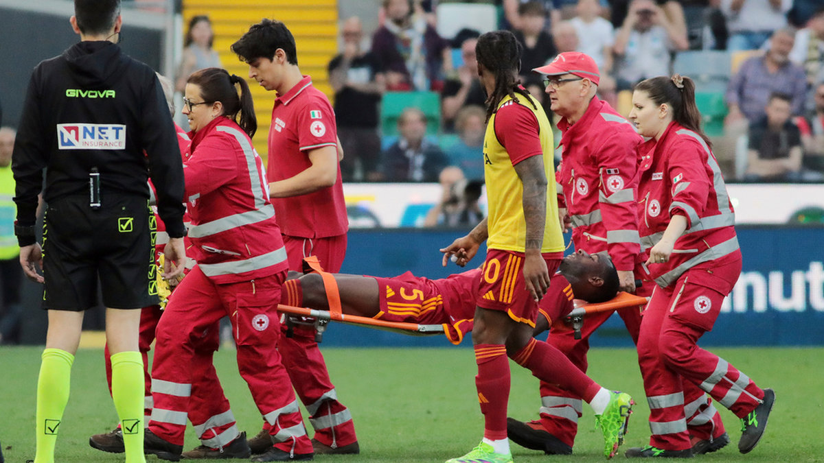 Romas Evan Ndicka bärs ut på bår efter att ha kollapsat i matchen mot Udinese.