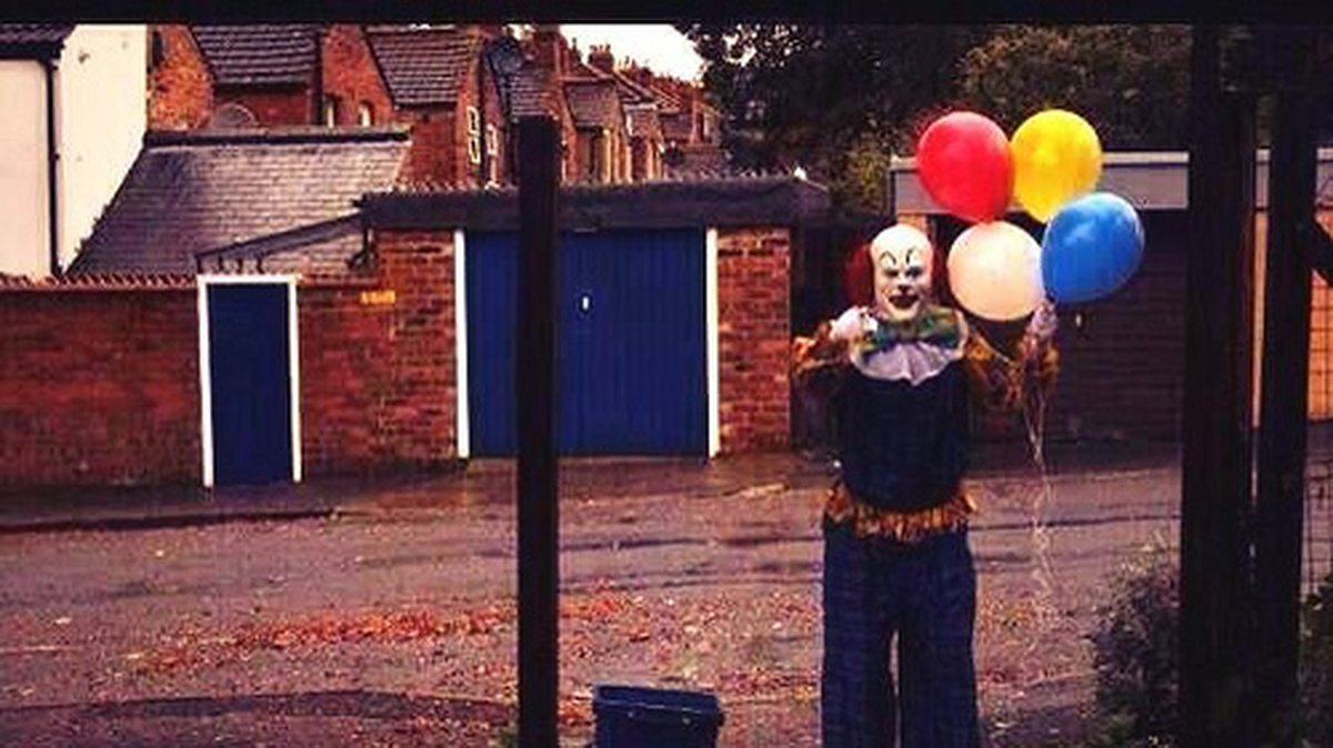 Här ses clownen med ett gäng ballonger.